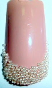 Esmalte sus uñas al estilo caviar en rosa francés