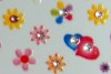 Decore las uñas con corazones y flores